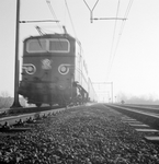 859308 Afbeelding van een electrische locomotief uit de serie 1300 van de N.S. met een trein ter hoogte van Velperbroek ...